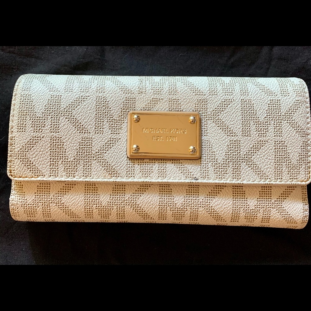 Michael Kors Checkbook Wallet color Vanilla